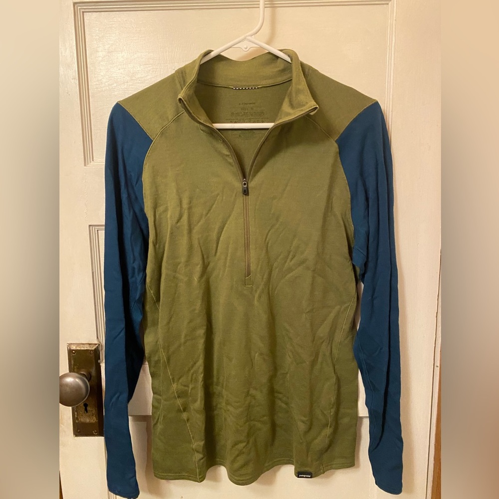 Blue green Men’s Patagonia base layer - M